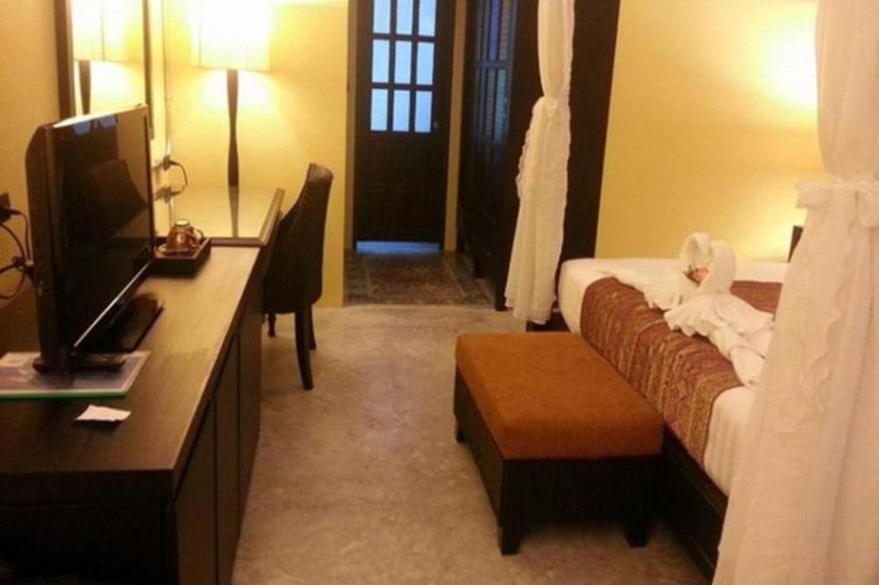 Hotel Baan Phuanda Phuket Exterior foto